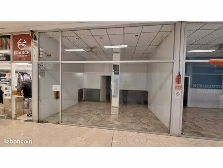 a louer directement propietaire local 33 m2 + mezanine  centre commercial araucaria  40 av