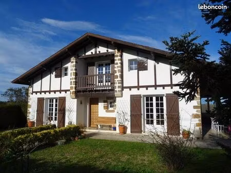 maison traditionnelle sur sous-sol