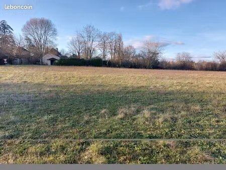 terrain 1 300 m² faux