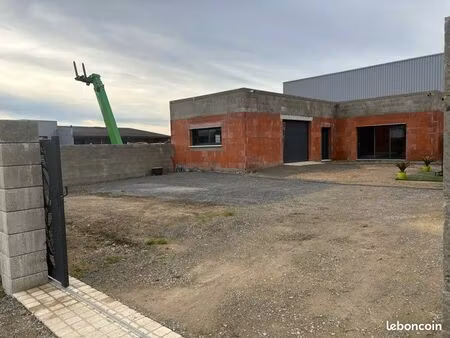 bâtiment 200 m² plus neuf box 12 m²