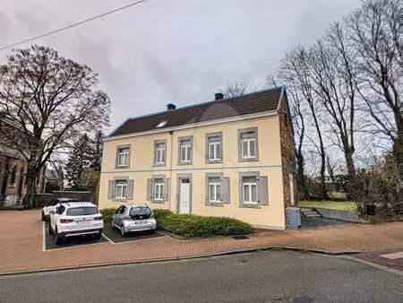 duplex de charme récemment rénové idéalement situé sur la pl