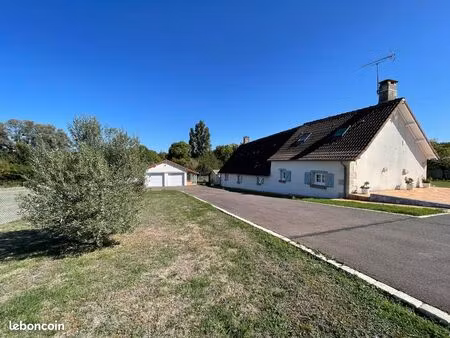 jolie longère rénovée située dans un petit village à l'entrée de bourges