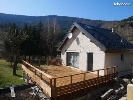 maison individuelle avec grande terrasse