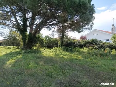 terrain 310 m² gastes