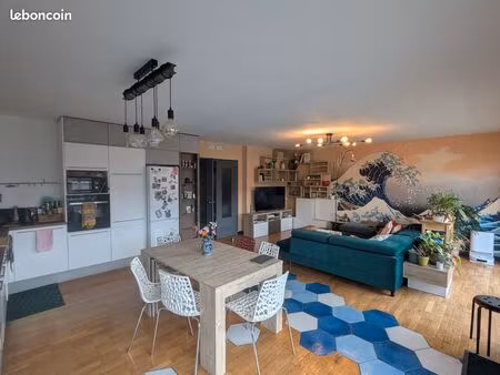 appartement avec stationnements et balcons en étage élevé