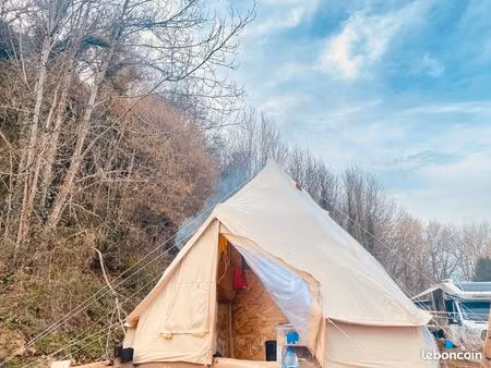 terrain de loisirs avec tipi chalet