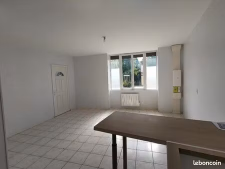 appartement t2 rénové – rez-de-chausée – centre-ville de fumel – 410 /mois