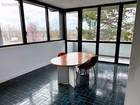 location bureaux andrézieux dans zone industrielle – de 20 à 24 m2 – grand passage