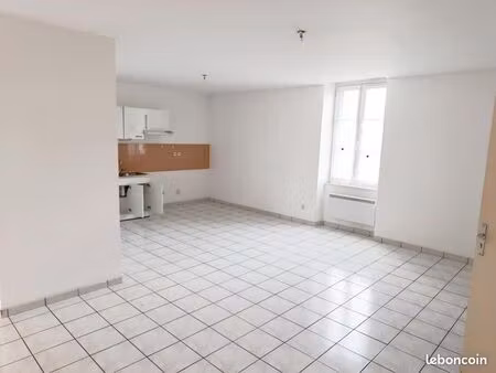 a louer appartement t3 de 61m2 non meublé + place de parking réservée + cave de 8 m2