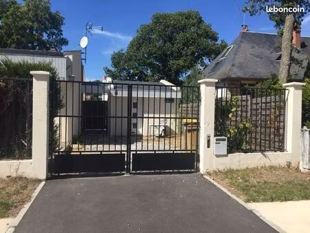 studio avec cour et stationnement