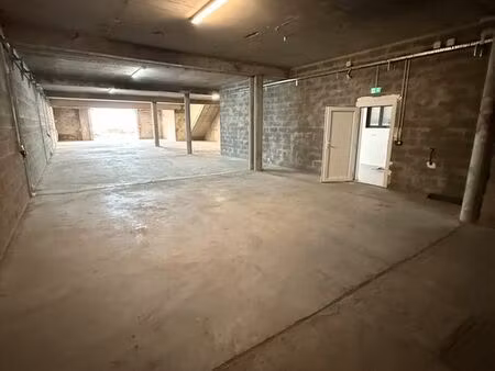 dépôt 300m2