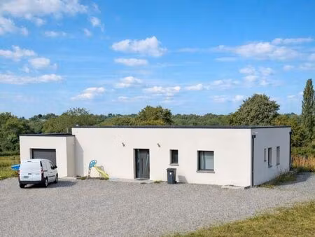 maison avec plan d'eau