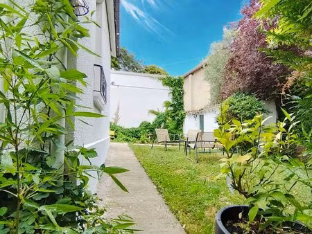 maison individuelle avec jardin et atelier