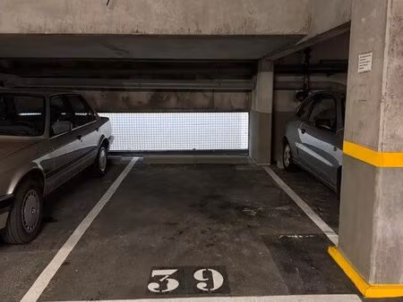 place de parking ◊