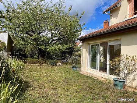 une maison pour vivre et louer