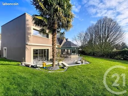 pavillon 10 pièces 247 m²