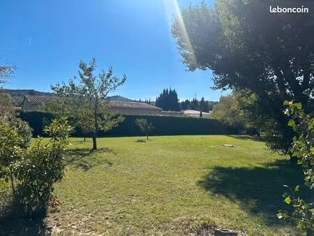 terrain constructible de 713 m2