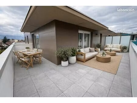 à 800 m de la place du marché de poisat – t5 d’exception en dernier étage avec terrasses