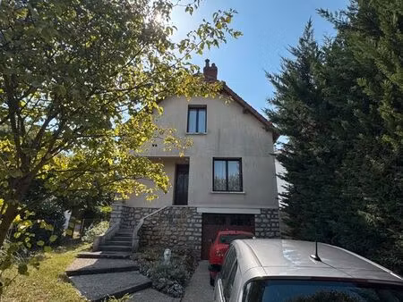 maison 4 pièces de 110 m²  répartie sur 3 étages  située dans un secteur calme et agréable