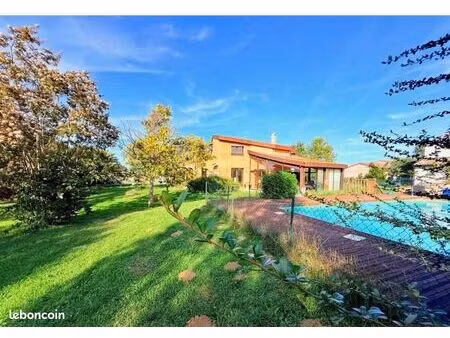 maison. jardin. vue sur les pyrénées