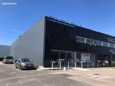 local commercial 250 m² à louer