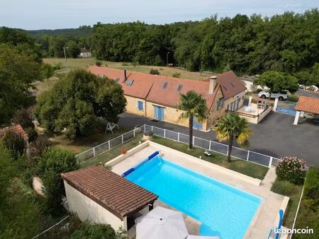 propriété avec grande maison  3 gîtes  dépendances et piscine