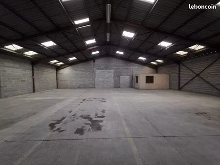 entrepot de 340m2 lons induspal■point d’eau en façade.■situé dans la zone induspal avec de