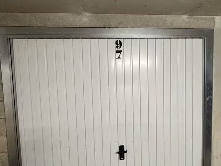 garage - place de parking dans un box à louer
