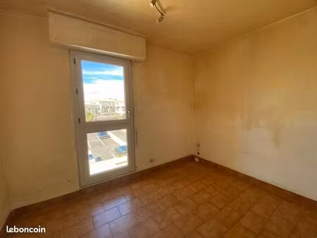 vends studette marina de sete 100 m de la plage