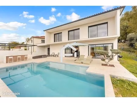 villa 4 pièces 160 m²