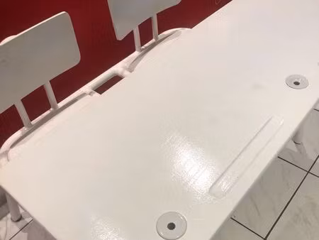 bureau d’écolier avec encrier