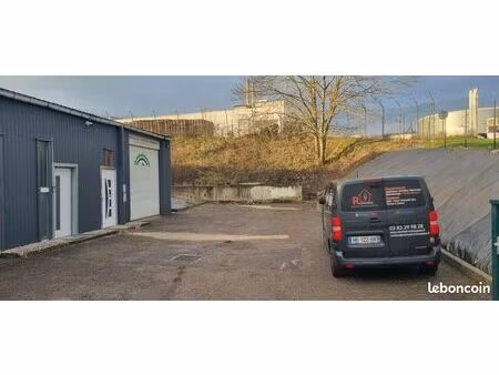 local 120m2 parking porte sectionnelle