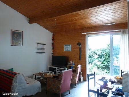 t2 avec terrasse et jardinet