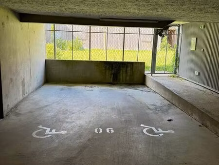 place de parking sécurisée