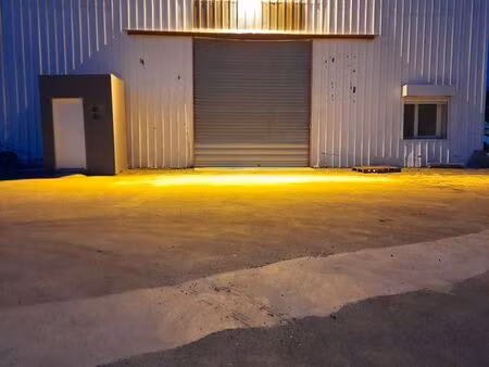 entrepôt / local commercial / bureau – 300 m²