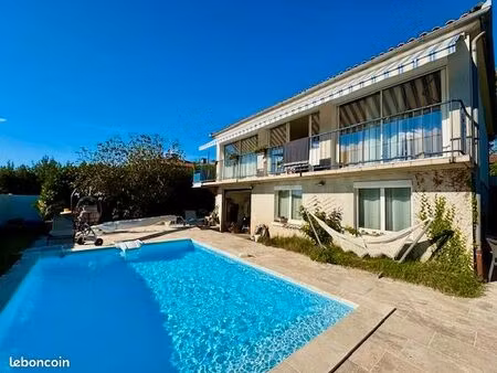 belle villa moderne avec piscine  centre residentiel de figeac (lot)