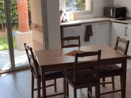 joli t2 meublé en rez de jardin dans résidence calme et arborée