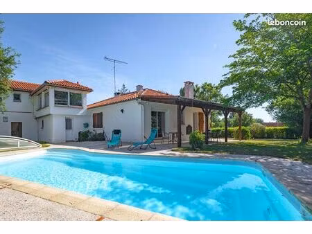 villa t7 avec piscine à louer non meublée