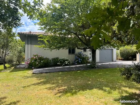 maison de plain-pied avec piscine à proximité des commodités