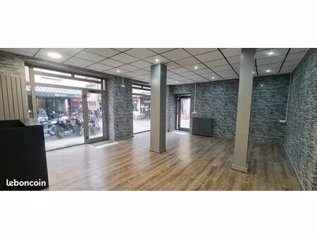 beau local commercial plein centre