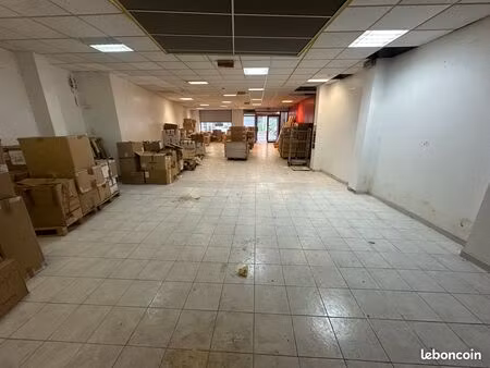 grand local commercial avec vitrine sur rue