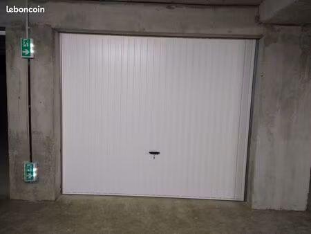 grand garage/box avec électricité en sous-sol sécurisé