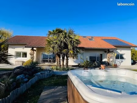 villa 8 pièces 242 m²