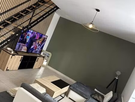 jolie maison avec terrasse et jardin