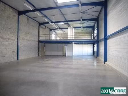 local d'activité 743 m²