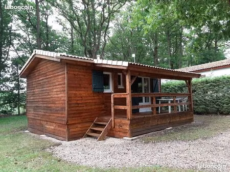 magnifique chalet en bois dans un domaine arboré résidentiel