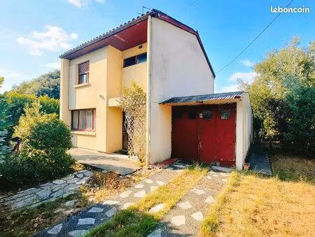 maison individuelle isolée  tranquille  cachée  5p  80m2 + immense garage env. 30m2 + terr
