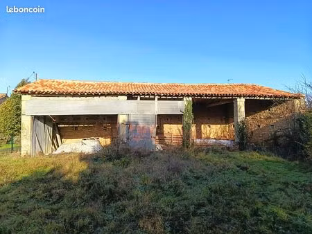 rare sur le secteur : magnifique grange en pierre – toiture neuve + dépendances– béceleuf 