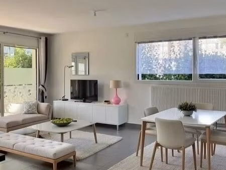 magnifique appartement t4 rafraichi à deux pas de toutes les commodités