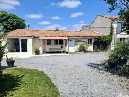 exceptionnel : maison 197 m² 7p + gîte + 2 cours privatives + 1034 m² terrain marais poite